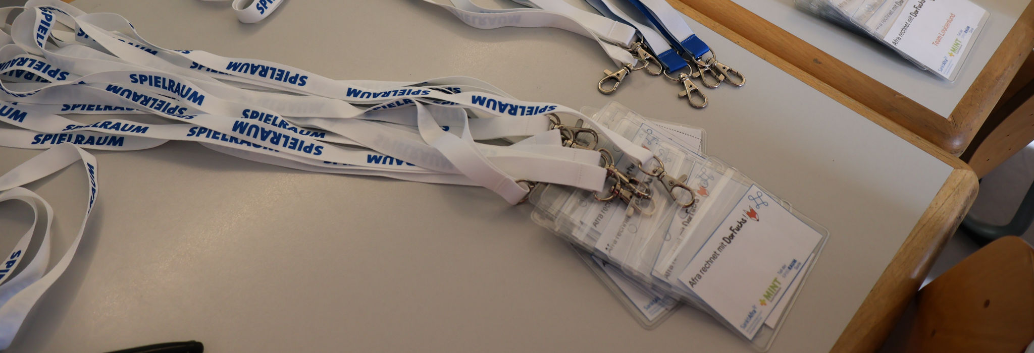Umgehängerbänder mit Aufschrift SPIELRAUM