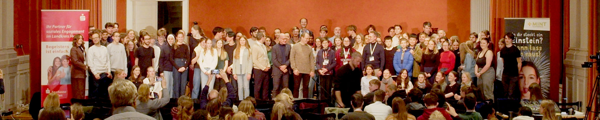 Das Eventteam steht auf der Bühne.