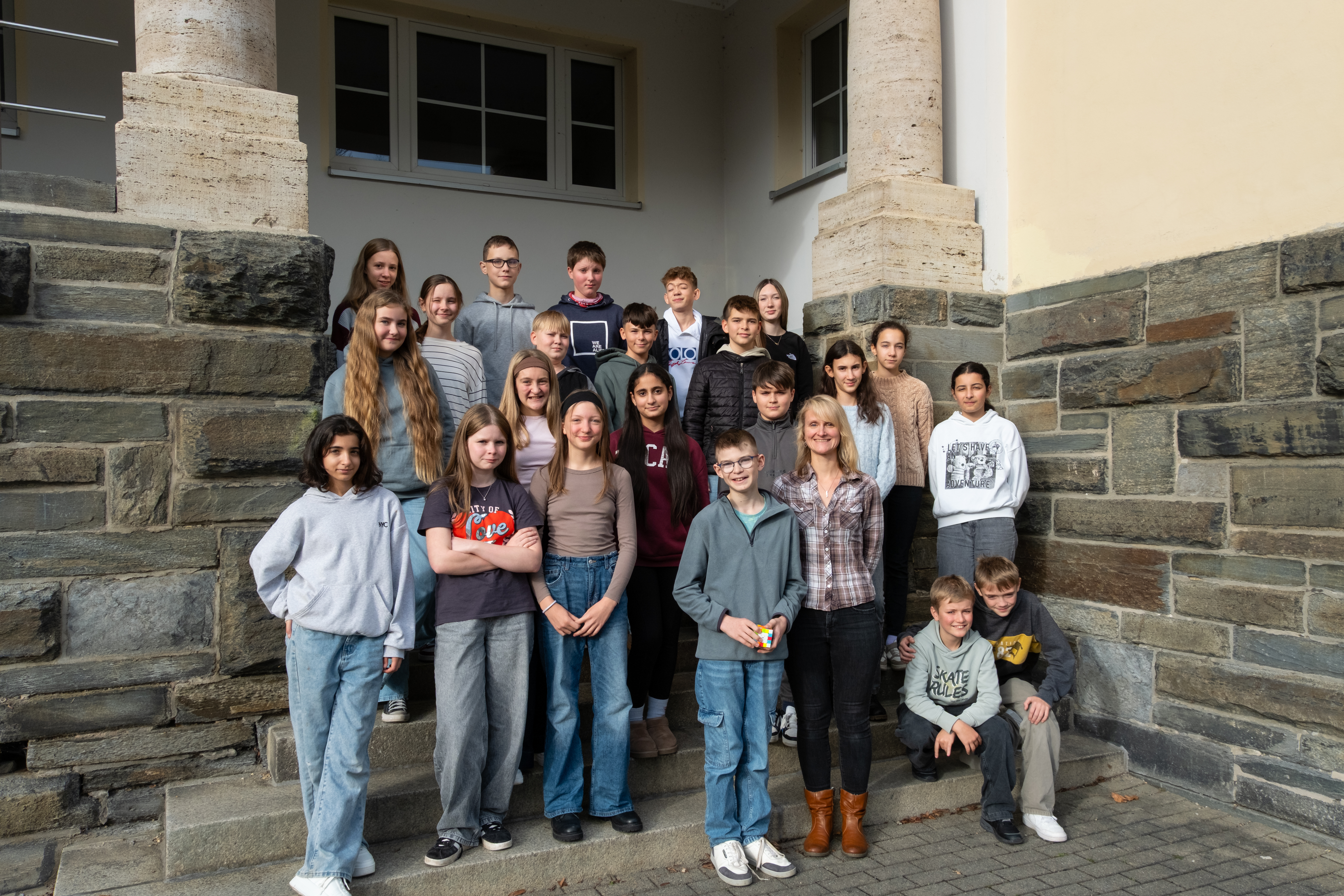 Die plauener Freunde des Thales stehen vor dem Eingang ihrer Schule