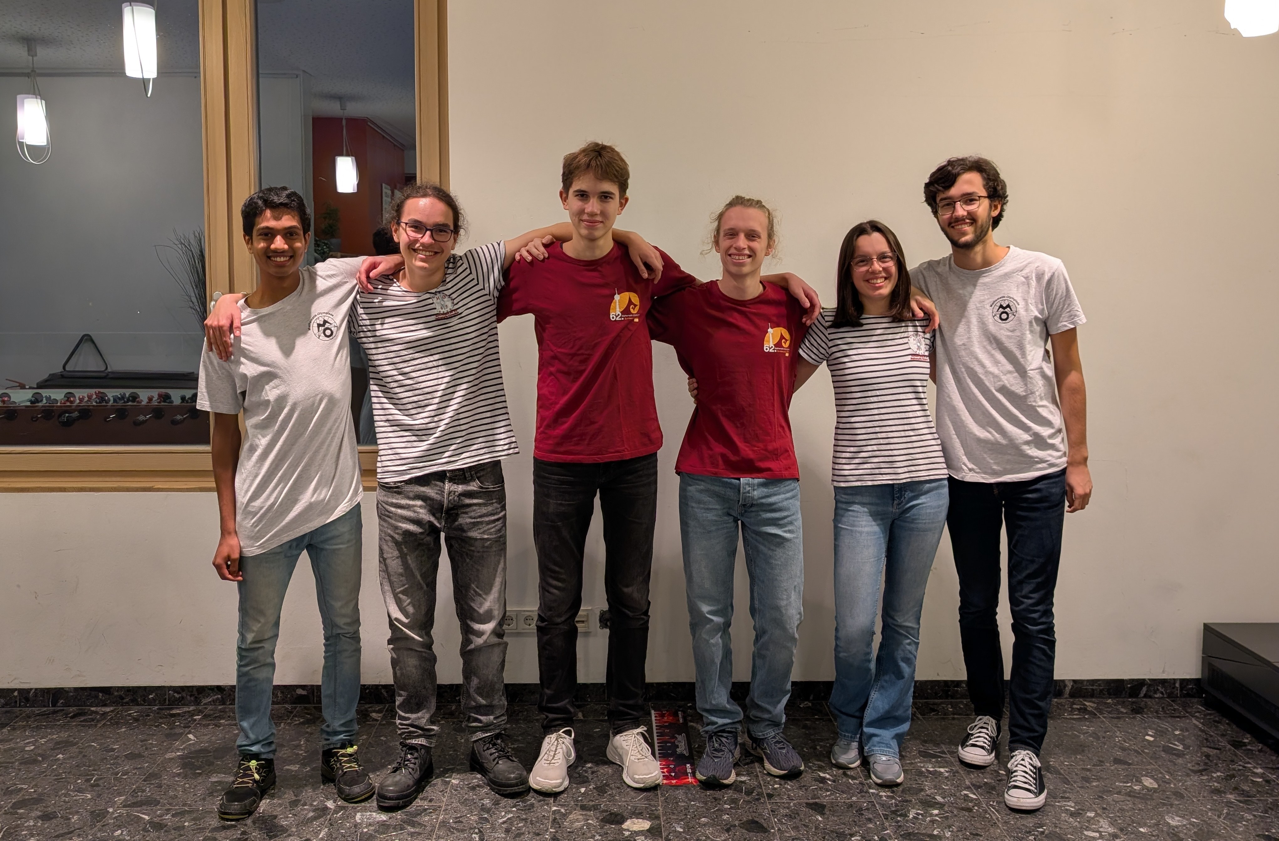 Das Team JuMa steht in der Café des Landesgymnasium Sankt-Afra